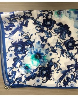 Blått silkeskjerf med mønster